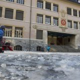 Le préau de l'école du Mail a été végétalisé dans le cadre du projet "Cour verte" de la Ville de Genève. Le sol autour des arbres a été désimperméabilisé afin de favoriser leur croissance et 16 arbres en pots, des bacs et des espaces de jeux en lien avec la nature ont été installés (archives). KEYSTONE/SALVATORE DI NOLFI